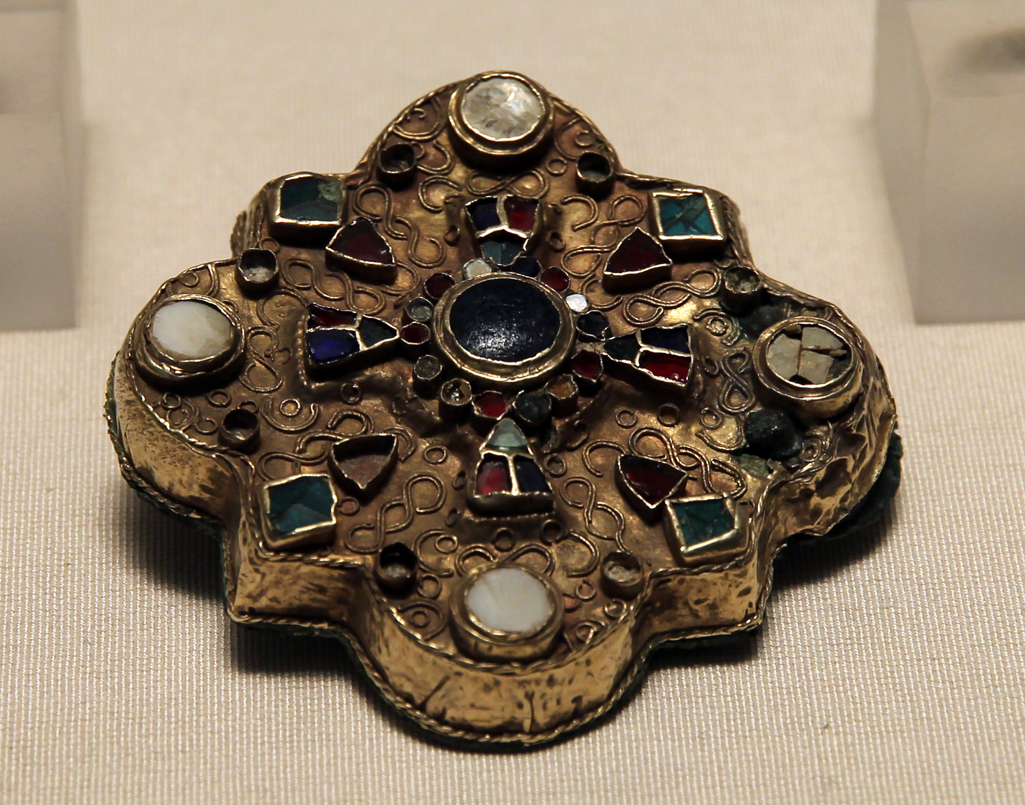 Louvre_Objets_d'art_Moyen_Age_Fibule_polylobée_mérovingienne_Humbécourt_04012019.jpg
