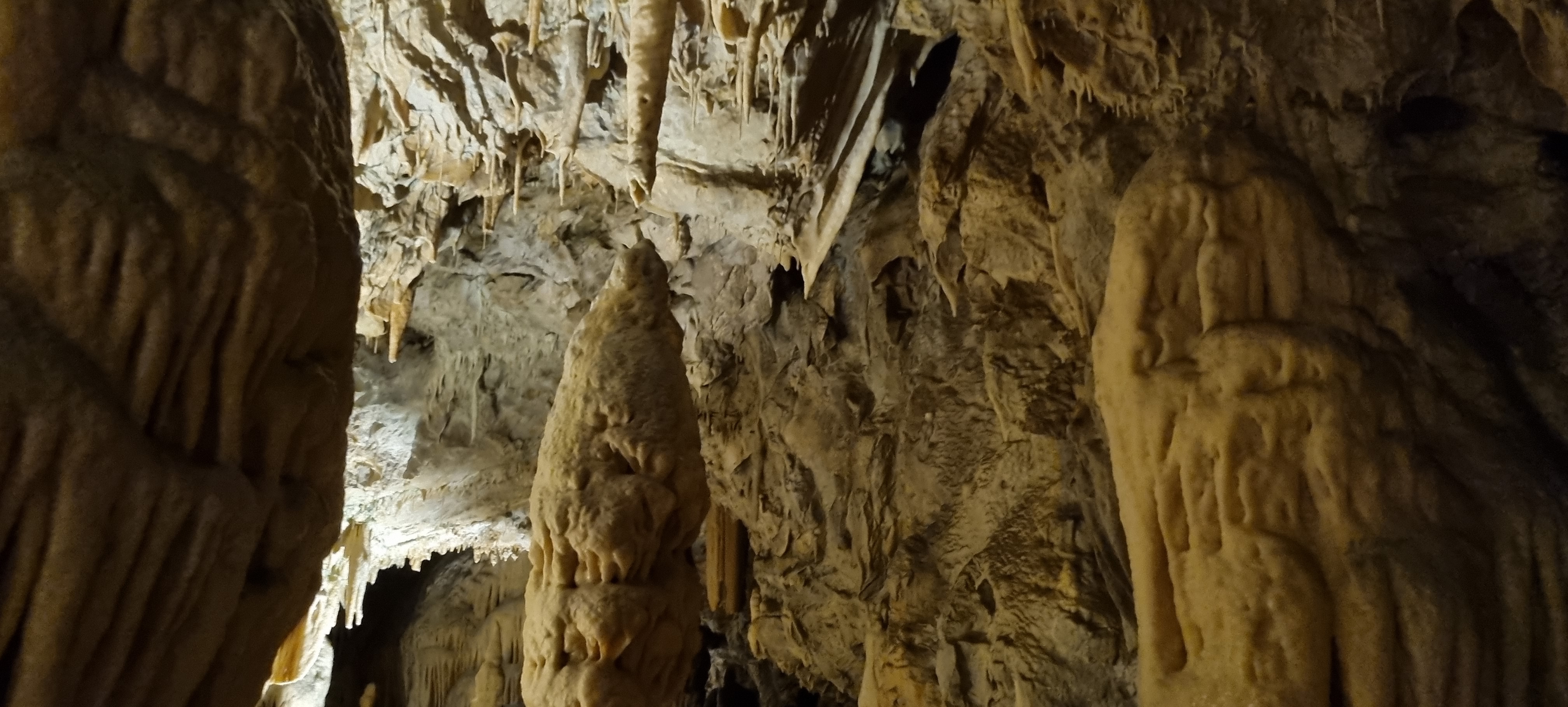 3_nuotr_stalagtitas_besuaugantis_su_stalagmitu.jpg